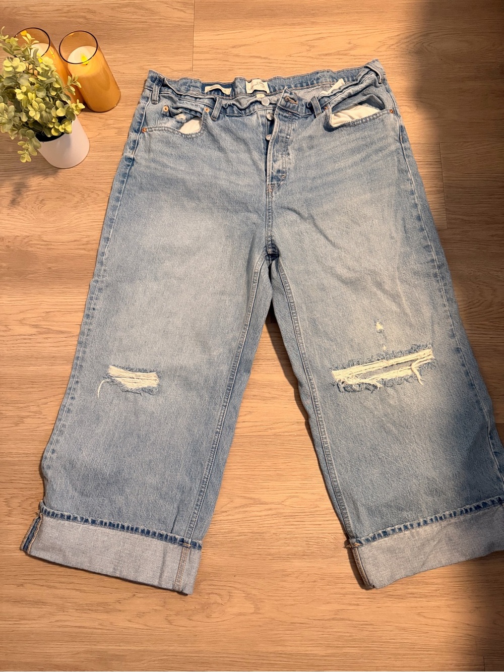 Universal Thread Light Wash Distressed Women’s Jeans